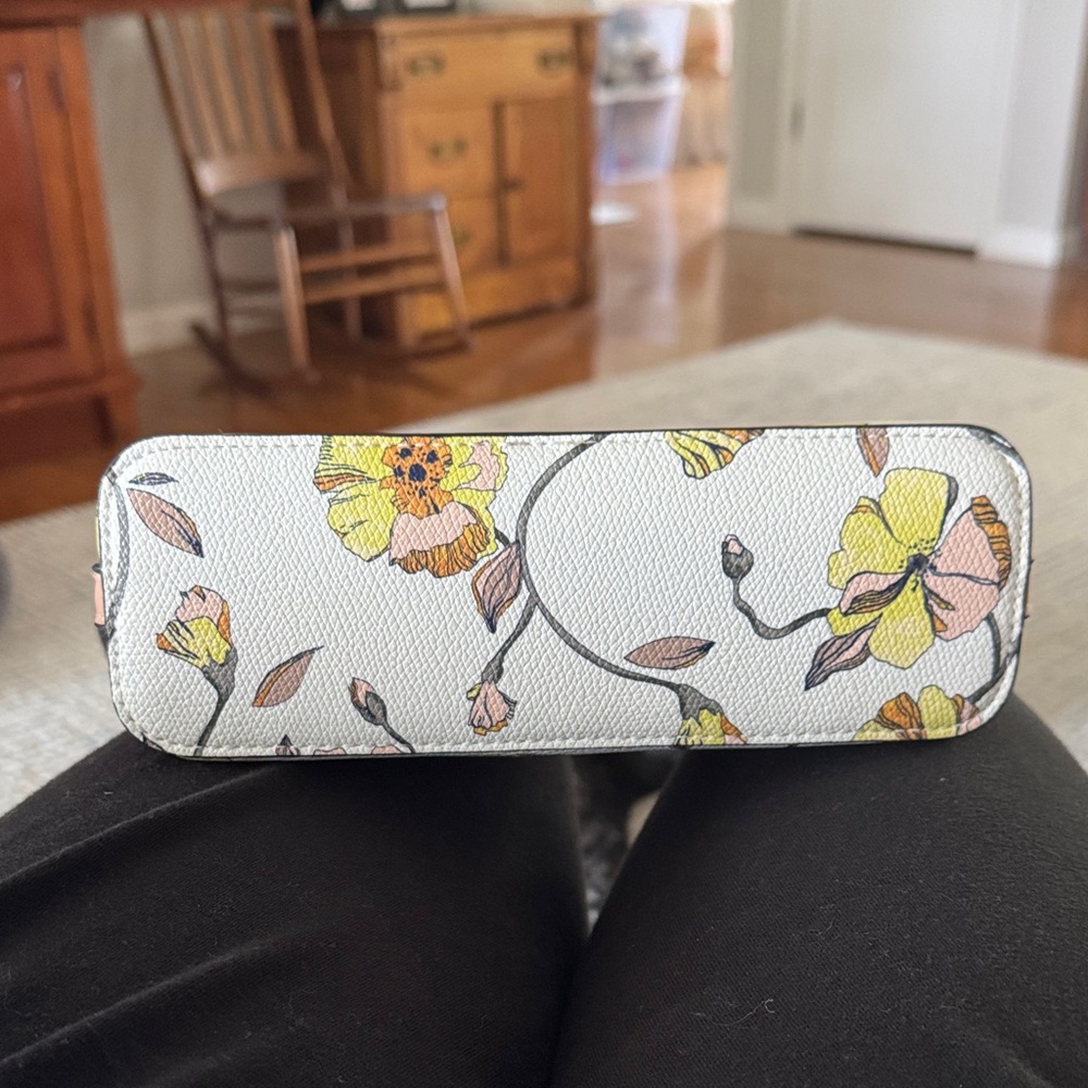 a new day Floral Crossbody Bag - White and Yellow - Picture 2 of 5